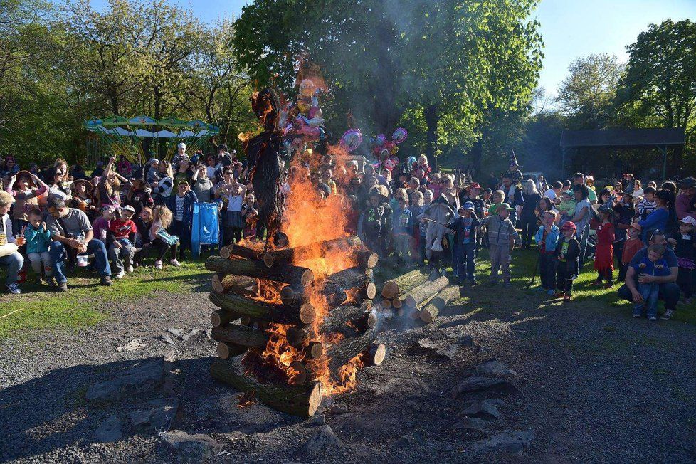 Upalovat čarodějnici a opéct si špekáčky můžete například v Modřicích, ve Slatině, v líšeňské rokli nebo zoologické zahradě.