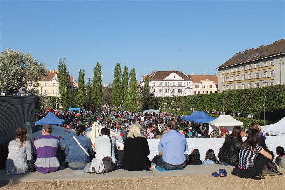 V parku na Slovanském náměstí začne akce 30. dubna od 15:30.