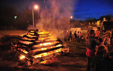 Buřt, hořící hranice i pivo k čarodějnicím patří, pokud ale druhý den řídíte, raději se v pití kroťte!