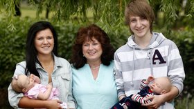 Carol Laing se svými skutečnými dětmi Rachel a Adamem, kteří chovají své repliky coby miminka.