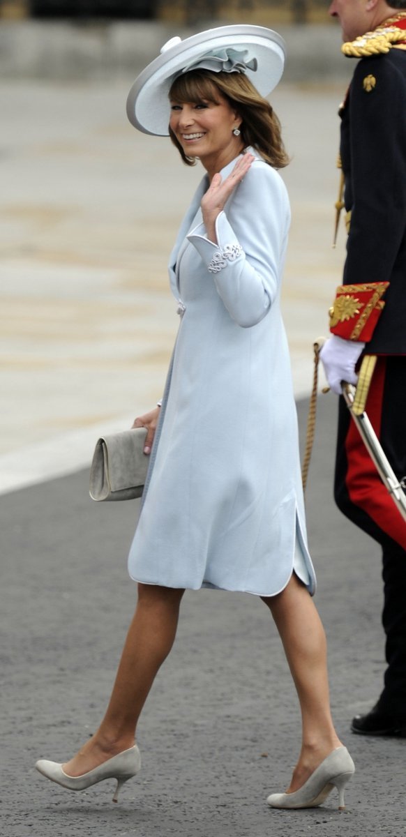 Maminka nevěsty, Carole Middleton působila v modravém jednoduchém outfitu jako příjemná tchyně...