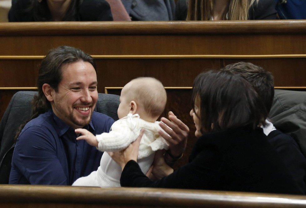 Španělská politička Carolina Bescansaová si přinesla dítě do práce. Hrál si s ním i lídr Podemos Pablo Iglesias