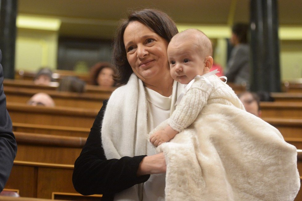 Španělská politička Carolina Bescansaová si přinesla dítě do práce.