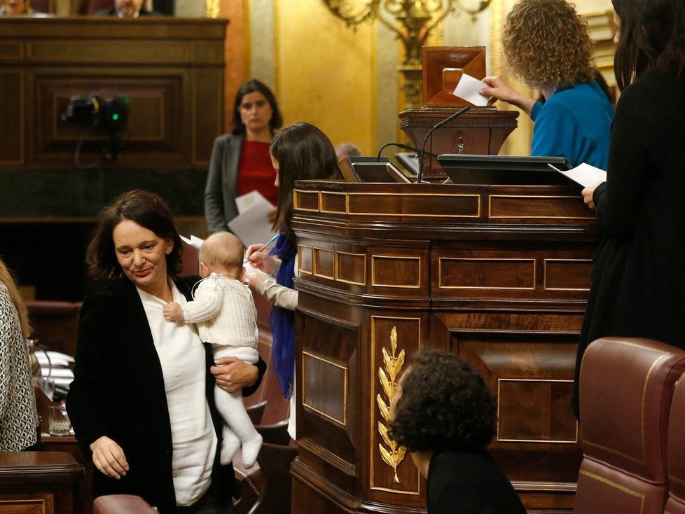 Španělská politička Carolina Bescansaová si přinesla dítě do práce.