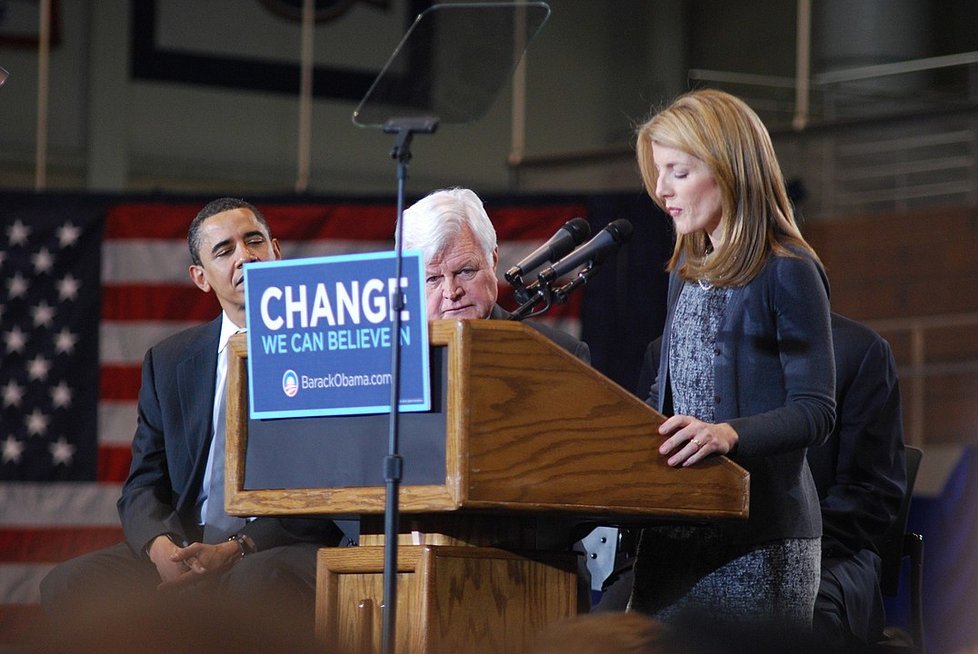 2008: Caroline Kennedyová podpořila do voleb Baracka Obamu.