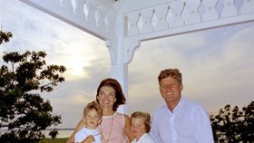 Jackie, Jack, John-John a Caroline Kennedyovi, srpen 1962.