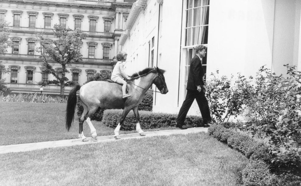 Jack Kennedy s Caroline na poníku Macaronim, červen 1962.