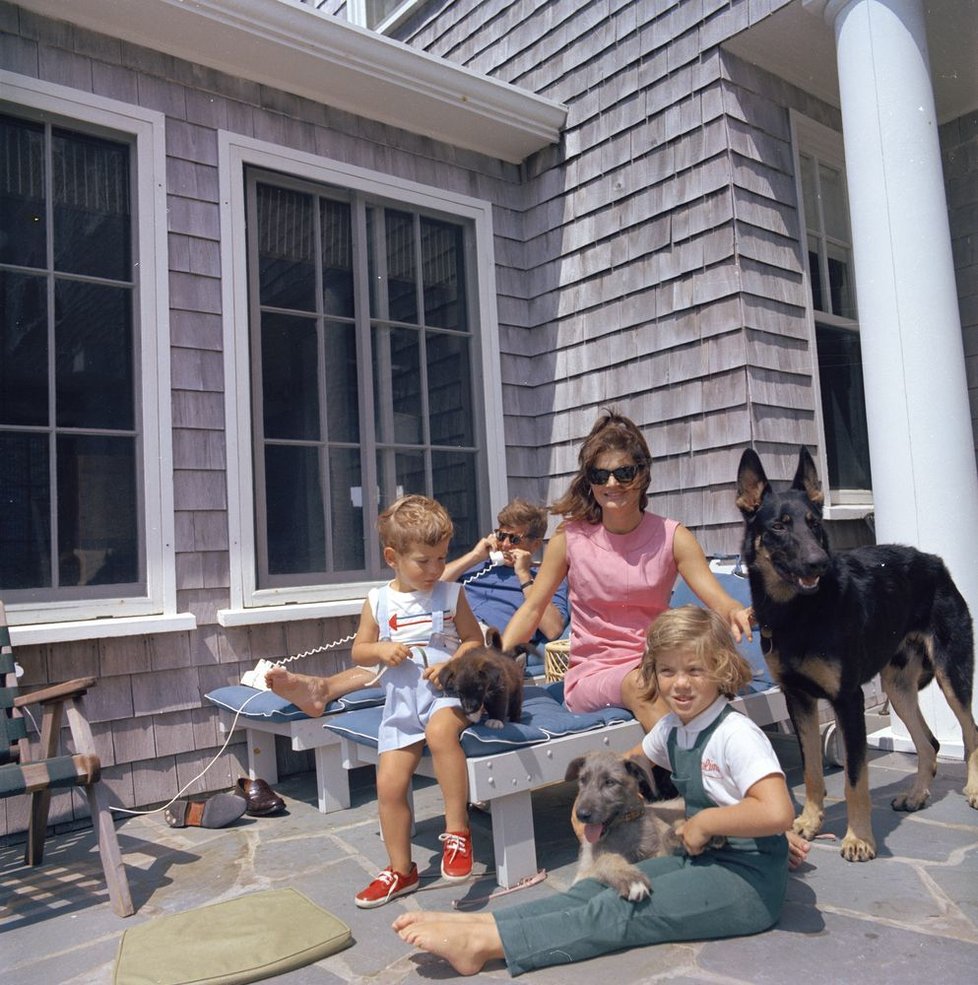 Jackie Kennedyová s dětmi a psy, 1963.