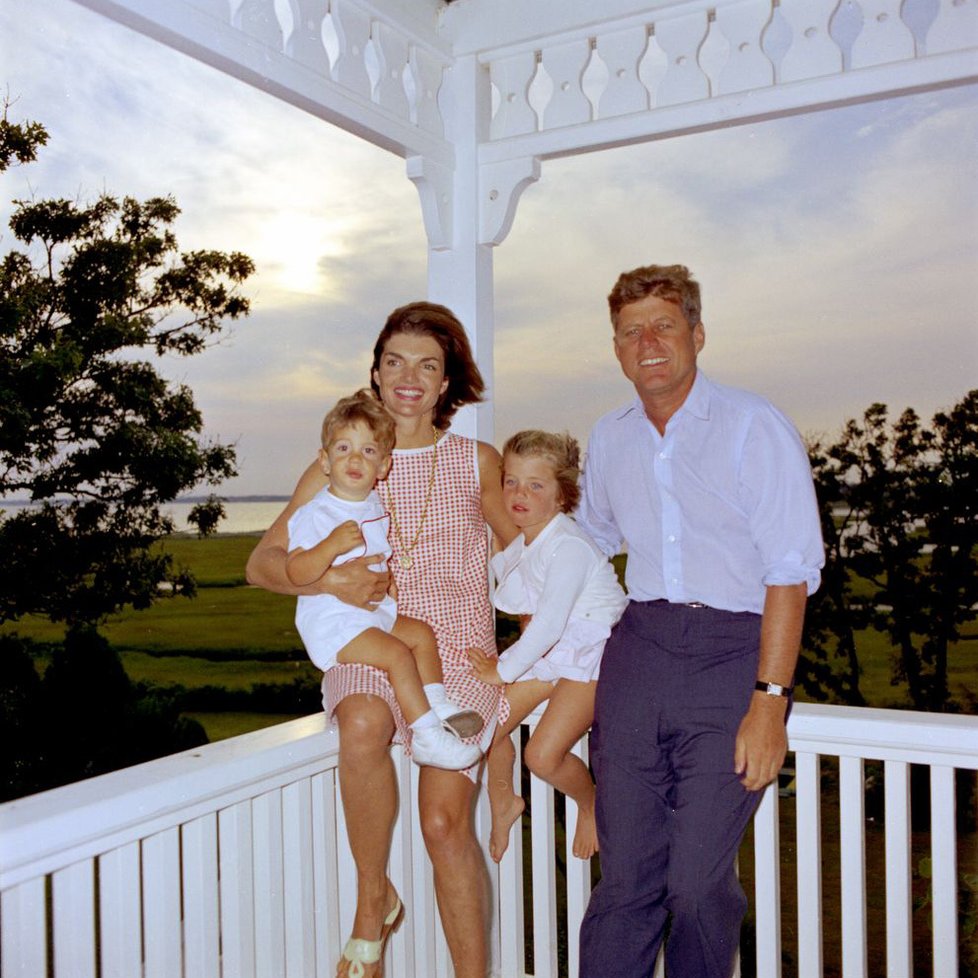 Jackie, Jack, John-John a Caroline Kennedyovi, srpen 1962.