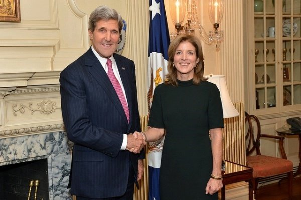Ministr zahraničí John Kerry připíjí Caroline Kennedyové.