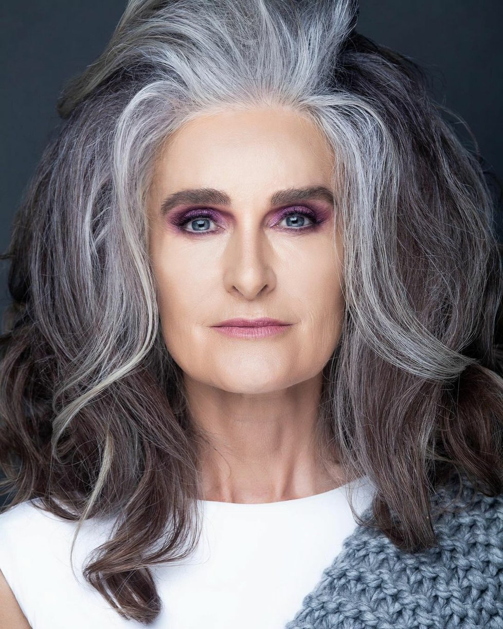 Přestala si barvit vlasy a v 58 letech se prochází po mole. Jak se z ženy v domácnosti stala žádaná modelka?