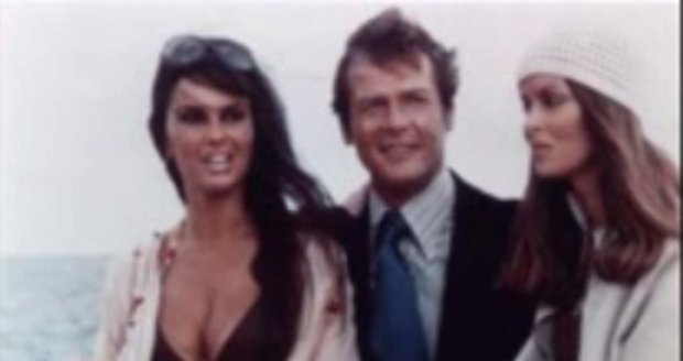 Caroline Munro (vlevo) ve filmu Špion, který mě miloval (1977)