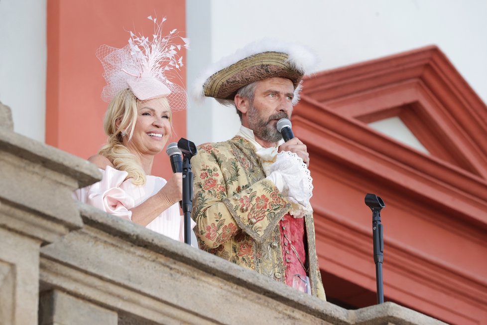 Oslava 25 let společnosti Carollinum na Trojském zámku: Tamara Kotvalová a Roman Zach.