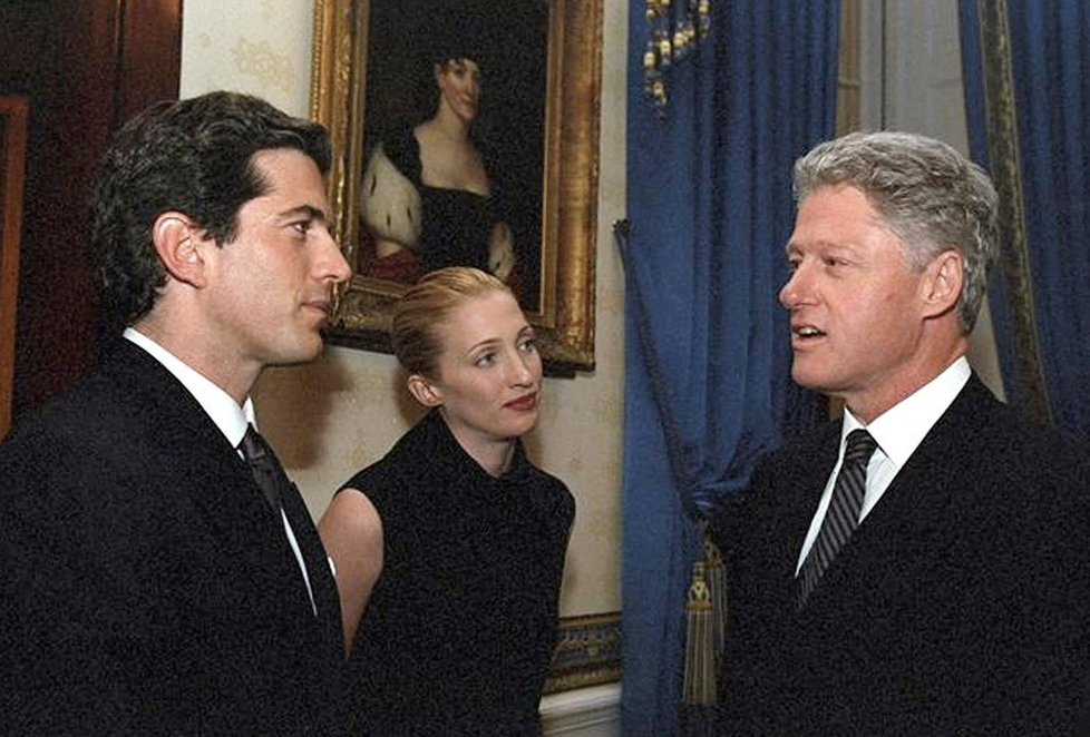 Carolyn Bessette-Kennedy s Johnem a Billem Clintonem