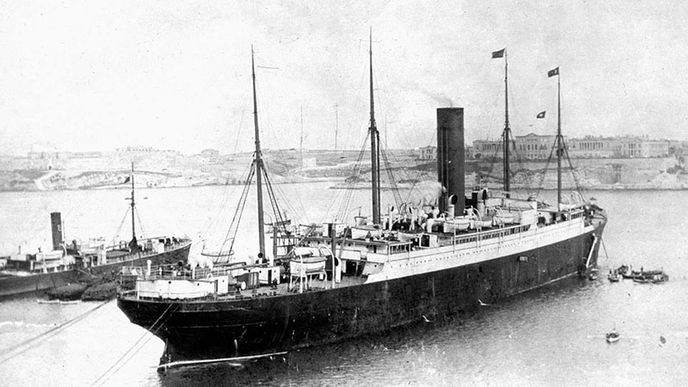 RMS Carpathia kotvící na Maltě. RMS Carpathia kotvící na Maltě.