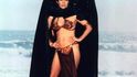 Přestože se zlaté bikiny objevily jen ve dvou scénách, staly se jedním ze symbolů celých Hvězdných válek. Carrie Fisher si je proto oblékla po natáčení ještě jednou, při dávno zapomenutém focení pro časopis Rolling Stone.