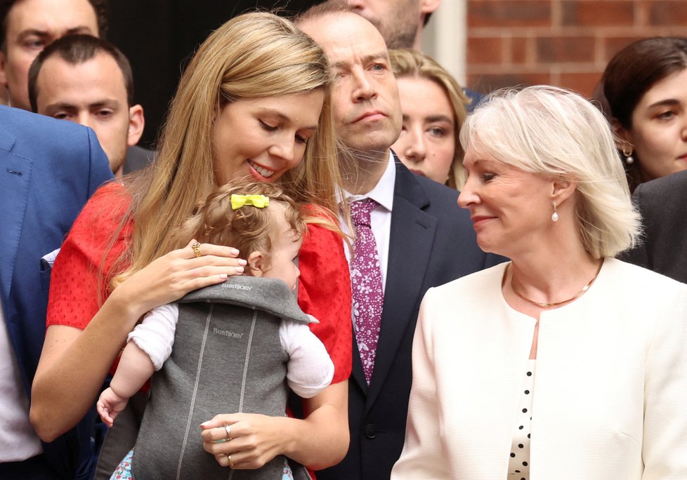 Manželka britského premiéra Johnsona Carrie. Premiérovu rezignační řeč poslouchala s dcerkou v náručí.