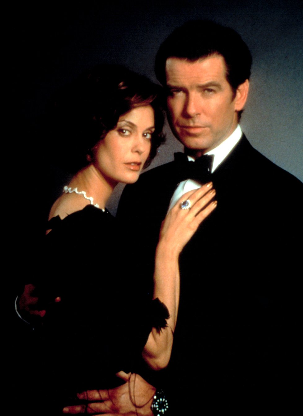 Teri Hatcher a Pierce Brosnan v bondovce