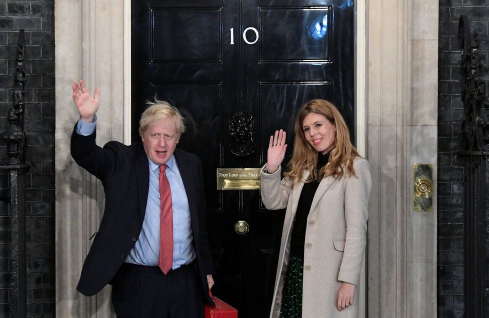 Britský premiér Boris Johnson s partnerkou Carrie Symondsovou.