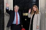 Britský premiér Boris Johnson s partnerkou Carrie Symondsovou