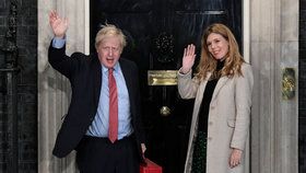 Britský premiér Boris Johnson s partnerkou Carrie Symondsovou