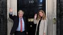 Britský premiér Boris Johnson s partnerkou Carrie Symondsovou.