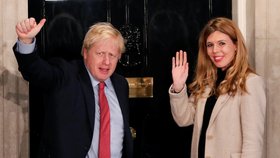 Britský premiér Boris Johnson s partnerkou Carrie Symondsovou