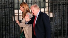 Britský premiér Boris Johnson s partnerkou Carrie Symondsovou.