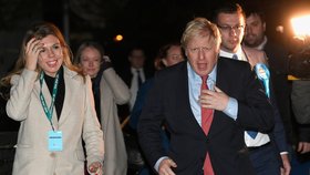 Britský premiér Boris Johnson s partnerkou Carrie Symondsovou.