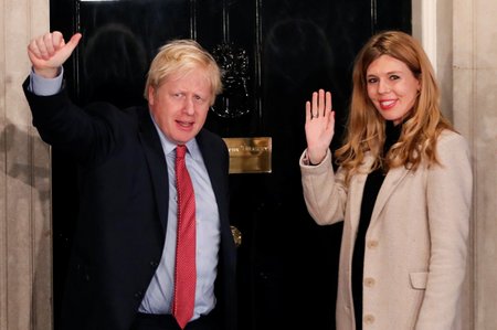 Britský premiér Boris Johnson s partnerkou Carrie Symondsovou.