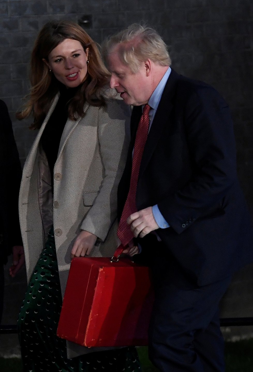 Britský premiér Boris Johnson s partnerkou Carrie Symondsovou.