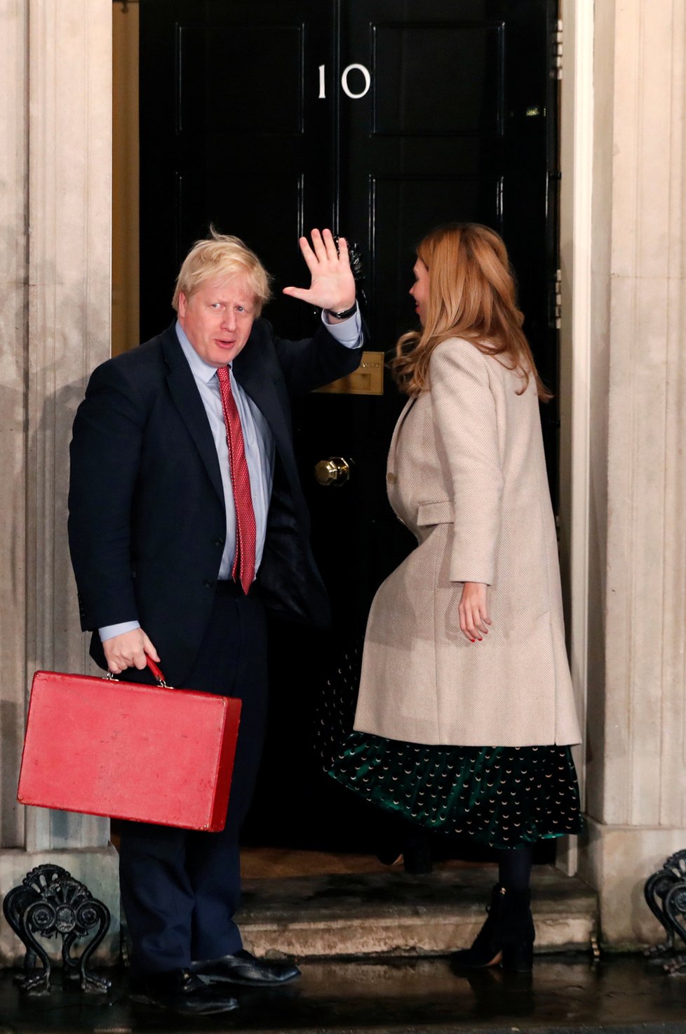 Britský premiér Boris Johnson s partnerkou Carrie Symondsovou