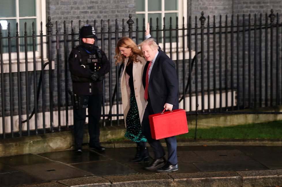 Britský premiér Boris Johnson s partnerkou Carrie Symondsovou.