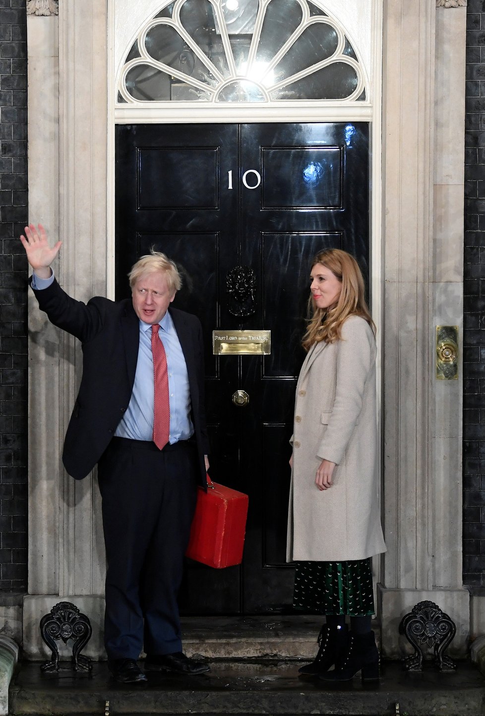 Britský premiér Boris Johnson s partnerkou Carrie Symondsovou