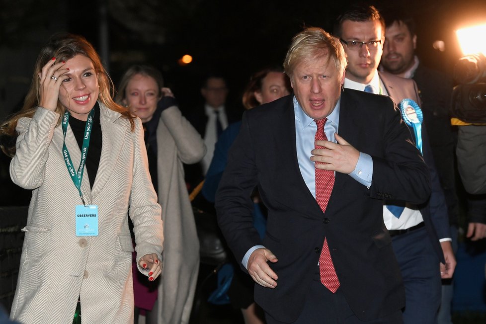 Britský premiér Boris Johnson s partnerkou Carrie Symondsovou