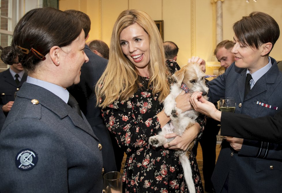 Carrie Symondsová se svým novým pejskem, Jack Russel teriérem Dilynem.