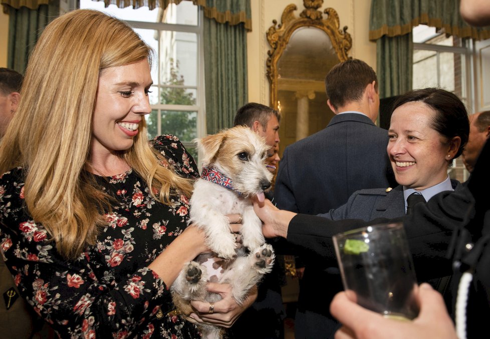 Carrie Symondsová se svým novým pejskem, Jack Russel teriérem Dilynem