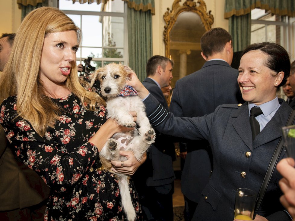 Carrie Symondsová se svým novým pejskem, Jack Russel teriérem Dilynem.