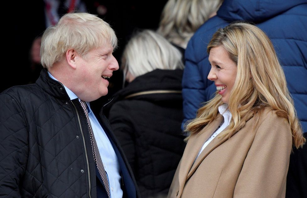 Britský premiér Boris Johnson se svou těhotnou partnerkou Carrie Symondsovou, (9.03.2020).