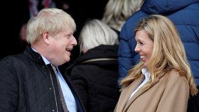 Britský premiér Boris Johnson se svou těhotnou partnerkou Carrie Symondsovou, (9.03.2020).