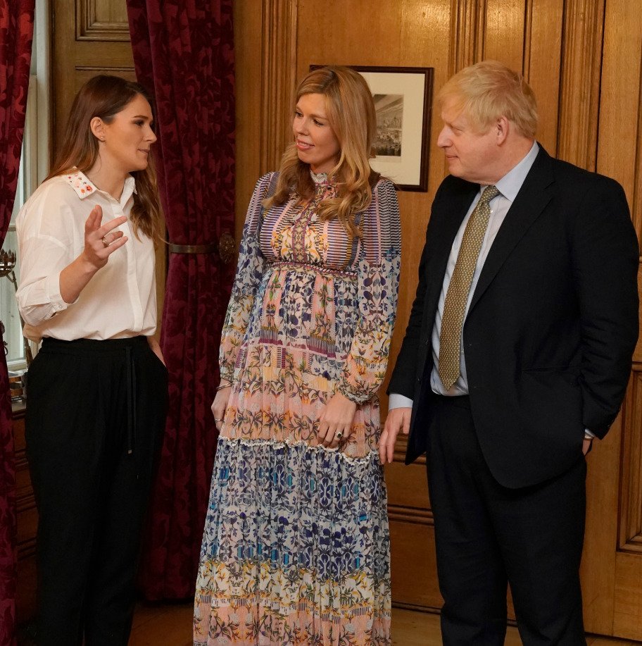 Britský premiér Boris Johnson se svou těhotnou partnerkou Carrie Symondsovou, (8.03.2020). V Downing street pořádali oslavy Mezinárodního dne žen, zde se oba setkali s poslankyní u kterého se potvrdil koronavirus.