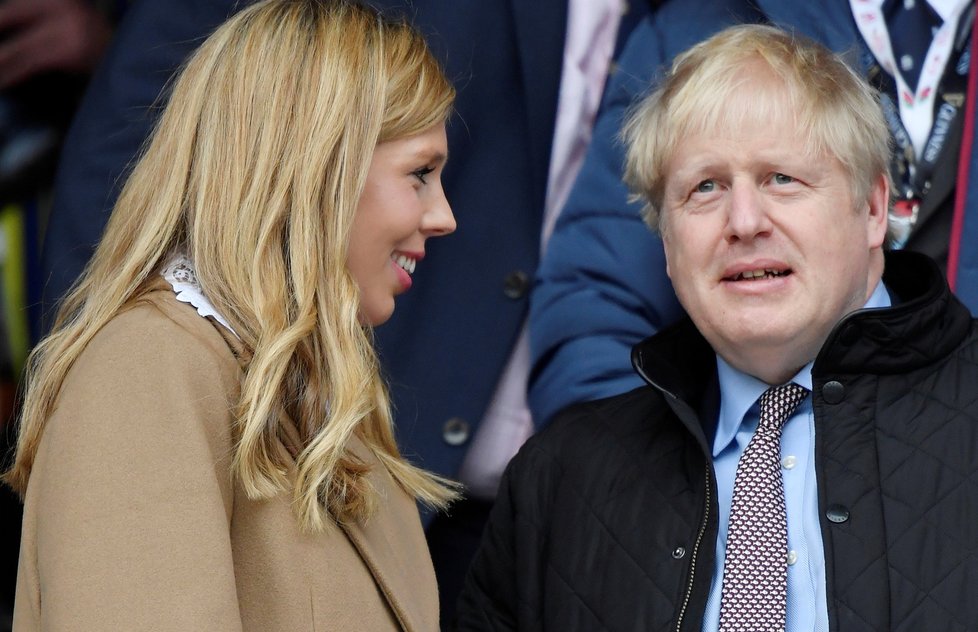 Britský premiér Boris Johnson se svou těhotnou partnerkou Carrie Symondsovou, (9.03.2020).