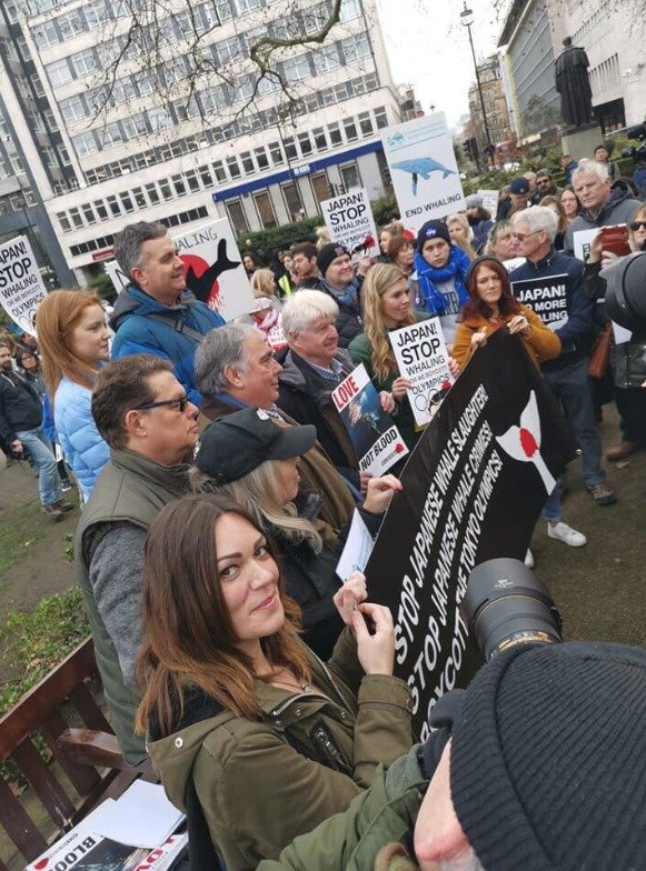 Carrie Symondsová na environmentální demostraci.