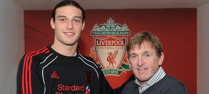 Andy Carroll si podává ruku s manažerem Liverpoolu.