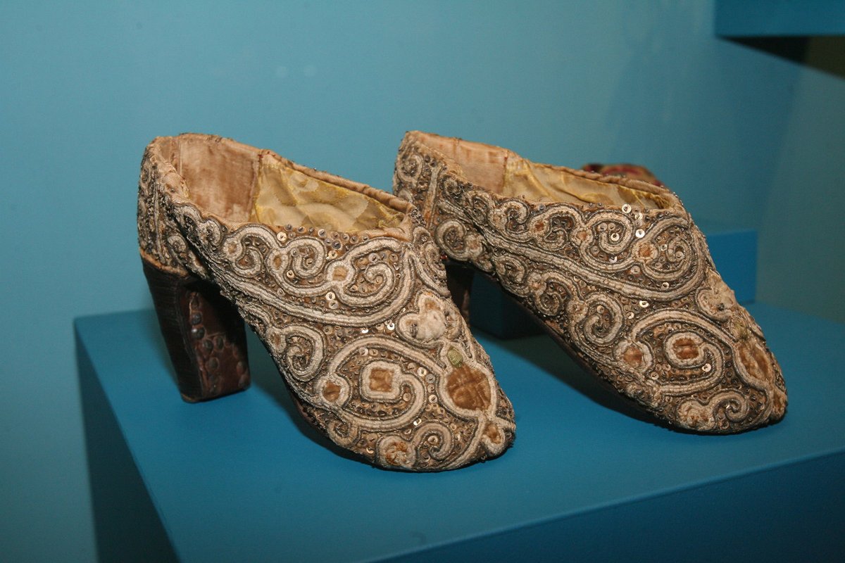 Carevniny střevíce - Pár ženských střevíců byl vyroben ze sametu, kůže, zlatých a hedvábných šňůr i třpytek.