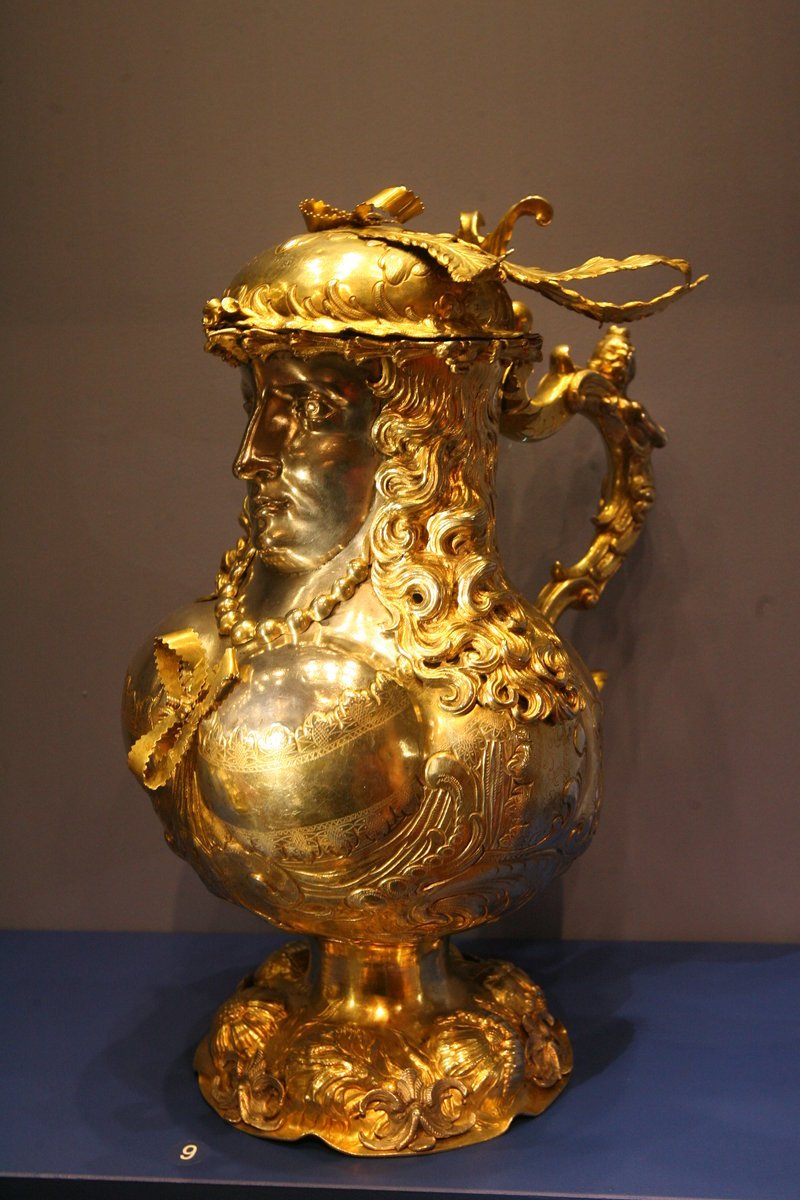 Zlaté nádobí - Poháry, konvice či mísy z obrovského kusu zlata tvořily bohatství carského rodu.