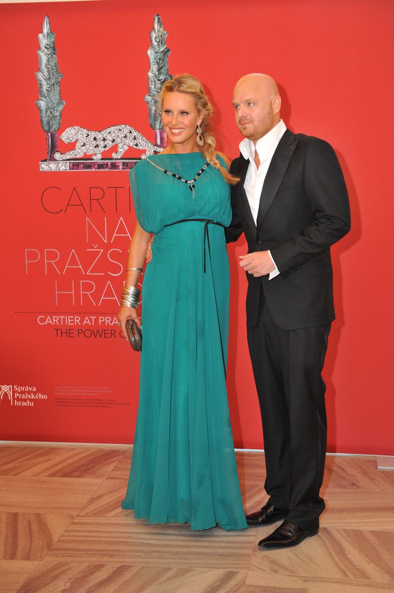 Simona s Karlem na zahájení výstavy šperků Cartier na Pražském hradě