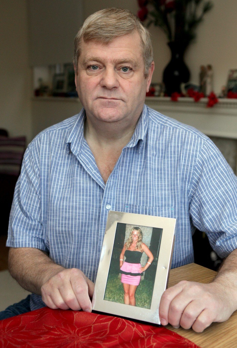 Smutný otec drží fotku své milované Cary, která se předávkovala hubnoucími prášky.