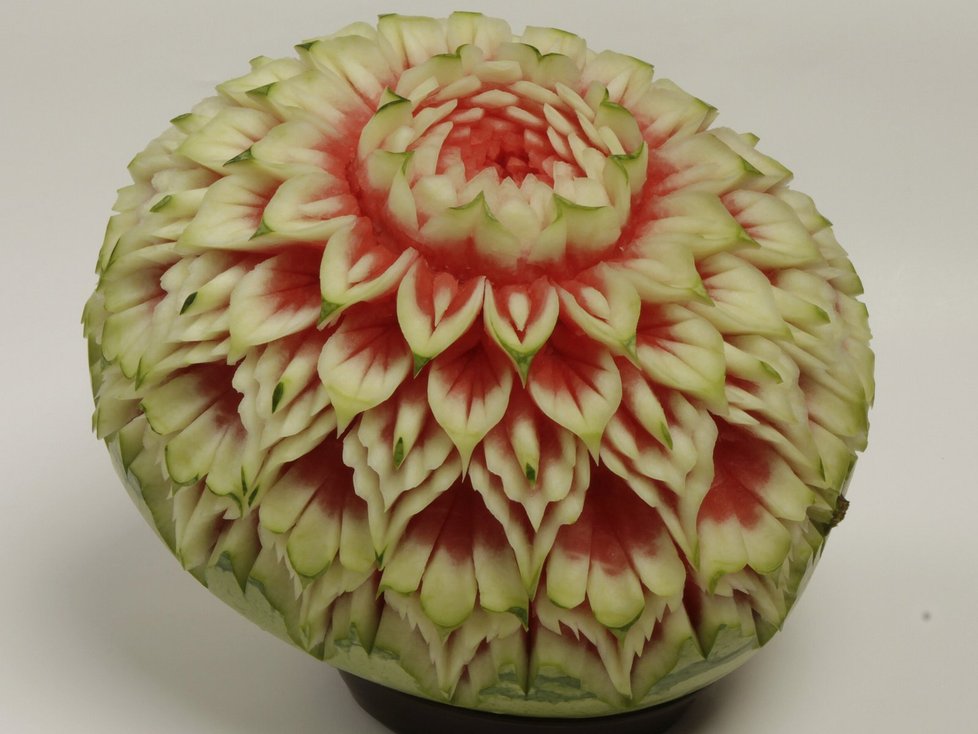 Výtvory z melounů se hodí i jako dárek k narozeninám.
