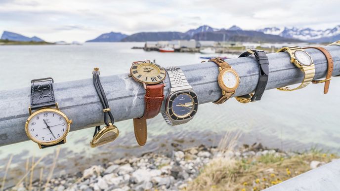 Někteří nadšenci připevnili své hodinky na most spojující Sommarøy s pevninou